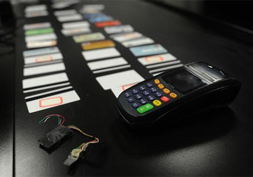 拉卡拉pos机：犯罪团伙推销改装POS机盗刷银行卡 最大一单近百万
