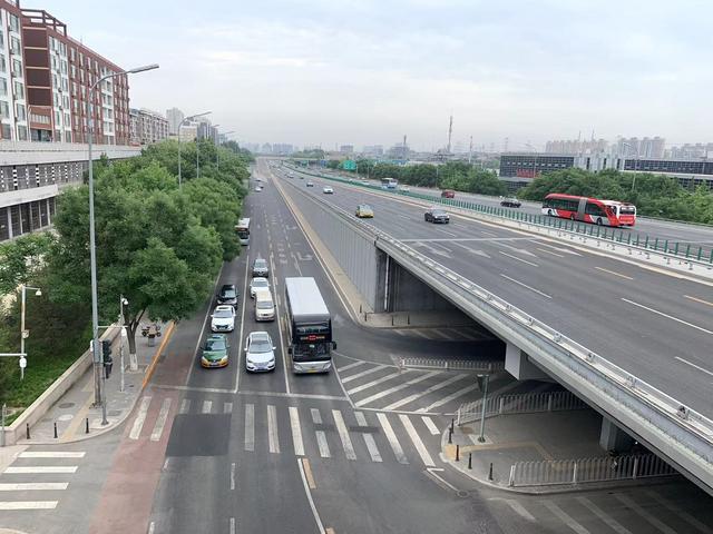 正规POS机：北京158条公交50座地铁站恢复运营，记者探访——