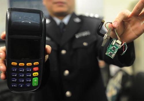 拉卡拉pos机：犯罪团伙推销改装POS机盗刷银行卡 最大一单近百万